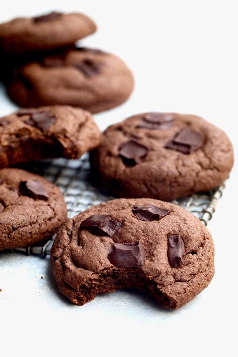 double dark chocolate chunk cookies (whole grain!) | cait's plate Double Dark Chocolate Cookies, Double Chocolate Chunk Cookies, Baking Prints, Dark Chocolate Cookies, Home Cooked Meals, Choco Chips, Chocolate Nuts, Chocolate Chunk, Chocolate Chunk Cookies