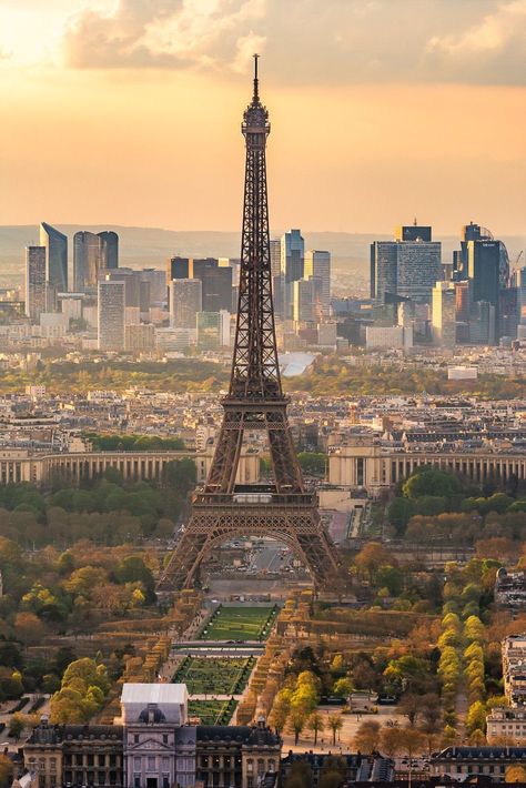 The Eiffel Tower with La Defense in the background. Beatiful #Paris! City Pictures, Best View, The Eiffel Tower, Beautiful City, Paris Travel, Nice View, Paris France, Paris Skyline, Defense