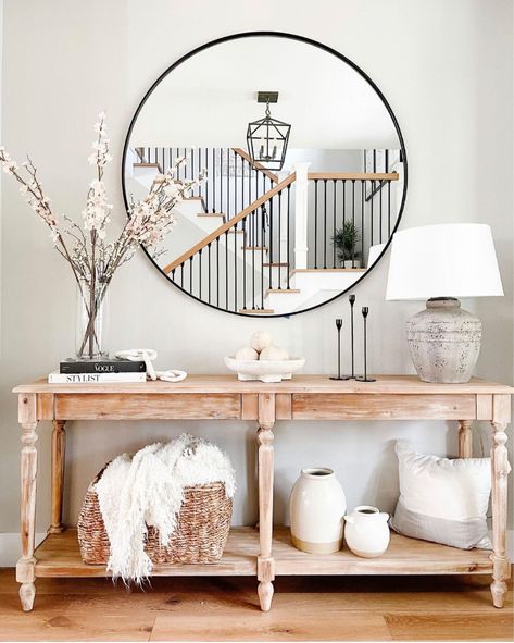 How To Style Foyer Table Entryway, Magnolia Entryway Ideas, White Console Table Entryway, Pretty Farmhouse, Console Decor, Sunroom Ideas, Interior Design Minimalist, Office Entry, Therapist Office