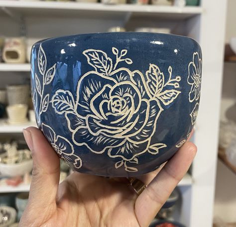 Sgraffito Mug Designs, Scraphito Ceramic, Sgrafitto Ceramics, Sgraffito Bowl, Art Eras, Diy Pottery Painting, Ceramic Glaze Recipes, Ceramic Texture, Cerámica Ideas