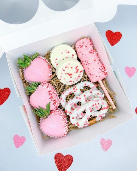 Oreo Cookie Valentine Ideas, Chocolate Covered Treats Valentines, Valentines Dipped Strawberries, Valentine Treat Boxes Ideas Sweets, Valentines Day Strawberry Box Ideas, Valentines Day Sweets Box Ideas, Sweet Treat Box Ideas, Valentine Strawberry Boxes, Valentines Day Treat Box Ideas