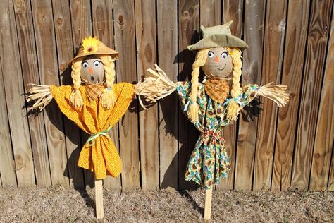 Build a Cute Scarecrow Hay Bale Decorating Ideas, Build A Scarecrow, Indie Crafts, Scarecrow Festival, Make A Scarecrow, Scarecrows For Garden, Diy Scarecrow, Scarecrow Crafts, Indie Craft