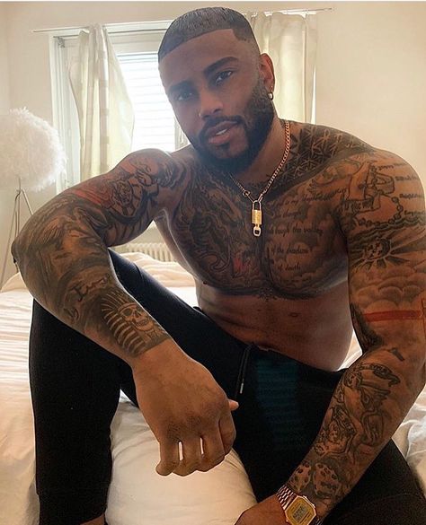 4,376 Likes, 44 Comments - 🎀😍🎀@thehandsomeboyss (@thehandsomeboyss) on Instagram: “🎀😍🎀 @ransrogers” Black Men Tattoos, Black Men Fashion Urban, Latin Men, Black Men Beards, Hard Men, Cute Black Guys, Muscular Men, Black Men Fashion, Black Boys