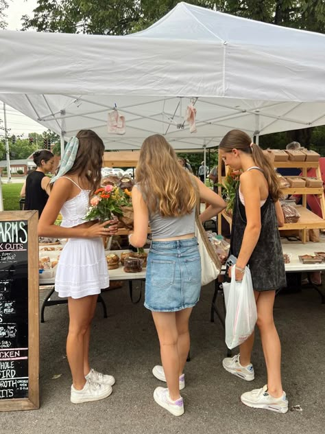 Farmers Market With Friends Aesthetic, Farmers Market Photo Ideas, Saturday Market Aesthetic, Shopping Summer Aesthetic, Farmers Market With Friends, Craft Market Aesthetic, Shopping Trip Aesthetic, Farmer's Market Aesthetic, Market Shopping Aesthetic