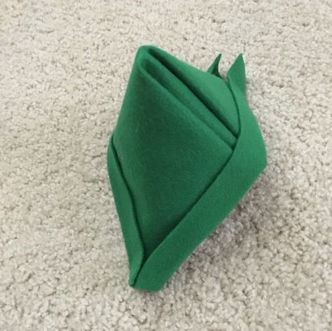 DIY How to make a Peter Pan Hat [no sew and under 5 minutes!] – DriftBound Peter Pan Hat Diy, Peter Pan Hat Pattern, Diy Peter Pan Hat, Baby Peter Pan Costume, Diy Peter Pan Costume, Disfraz Peter Pan, Peter Pan Costume Kids, Peter Pan Halloween, Peter Pan Outfit