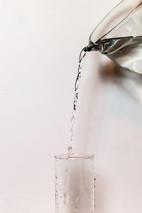 Pouring Water, Night Time Photography, Motion Photography, Glass Photography, Water Aesthetic, Time Photography, Water Photography, Minimalist Photography, Water Glass