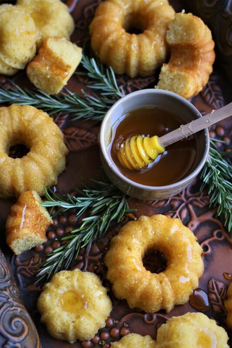 Mini Cornbread Bundt Cakes with Rosemary & Olive Oil - Snowflakes & Coffeecakes Cooking School Mini Cornbread, Bundt Pan Recipes, Rosemary Olive Oil, Bundt Recipes, Moist Cornbread, Glaze For Cake, Mini Bundt, Cornbread Muffins, Mini Bundt Cakes