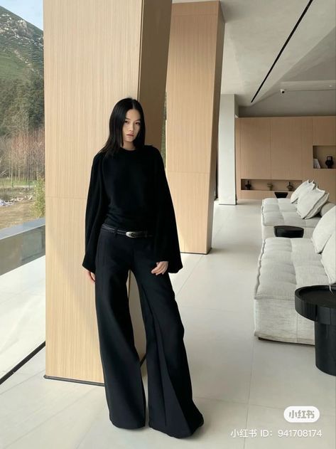 All Black Outfit Pop Of Color, Cool Outfits Women Chic, Vogue Runway 2023 2024, Elegant And Chic Outfits, Full Black Outfits For Women, Semi Fancy Outfits, Full Black Outfit Classy, Black Suit Pants Outfit, Elegant Korean Outfit