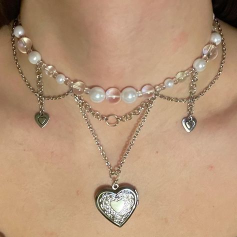 Locket Necklace Aesthetic, Chokers Aesthetic, Locket Heart Necklace, Heart Beaded Necklace, Jewelry Kpop, Beaded Heart Necklace, Indie Jewelry, Bead Charms Diy, Heart Locket Necklace