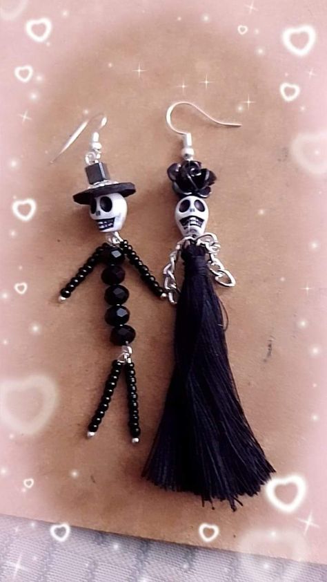 Diy Skull Jewelry, Skull Bead Jewelry, Halloween Jewelry Diy, Gothic Jewelry Diy, Dolls Handmade Diy, Diy Skulls, Making Jewelry For Beginners, Diy Earrings Easy, Diy Jewelry Earrings