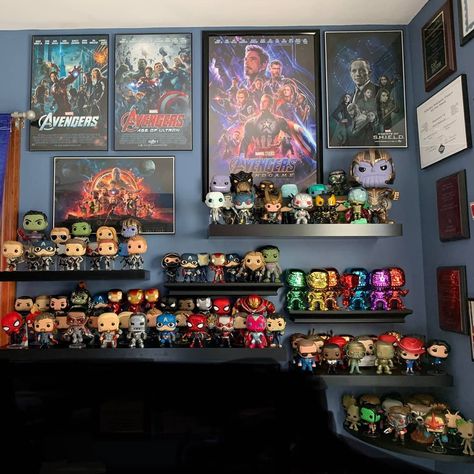 Marvel Game Room, Deco Marvel, Marvel Room Ideas, Funko Display Ideas, Funko Pop Display Ideas, Avengers Room Decor, Funko Pop Shelves, Marvel Decor, Marvel Bedroom