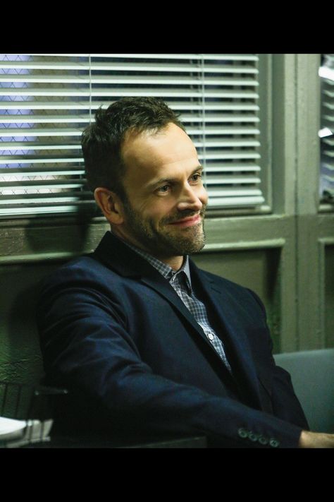 Jonny Lee Miller Sherlock Books And Nature, Elementary Tv Show, Cbs Elementary, Sherlock Holmes Elementary, Elementary Tv, Elementary Sherlock, Holmes And Watson, Scream Meme, Aidan Quinn