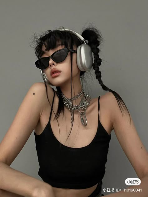 Acubi Photoshoot, Looking Up At Camera Reference, Hairstyles With Headphones, Grunge Hair Accessories, Y2k Makeup Looks, Asian Makeup Tutorials, Festival Make Up, Y2k Makeup, 사진 촬영 포즈