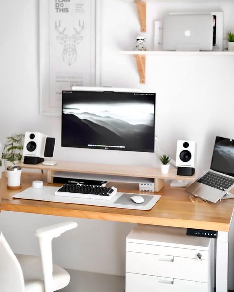 Woke up today relishing this black and white setup theme. Black White Desk Setup, Black White Brown Desk Setup, White And Wood Gaming Setup, White Desk Set Up, Black And White Set Up Gaming, Black And White Desk Setup, Wood Desk Setup, Black And White Pc Setup Aesthetic, Black White Pc Setup