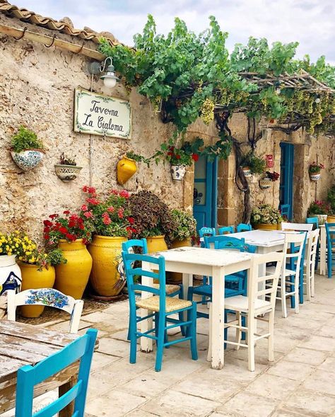 Greece Food, Greek Restaurants, Summer Tables, Bar Design Restaurant, Visit Italy, Restaurant Interior Design, Restaurant Interior, Bar Design, Restaurant Design