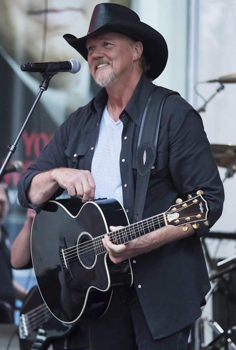 Trace Atkins, Trace Adkins Songs, Elton John Costume, Trace Adkins, Good Morning Quotes For Him, Dream Husband, Airport Photos, Country Singer