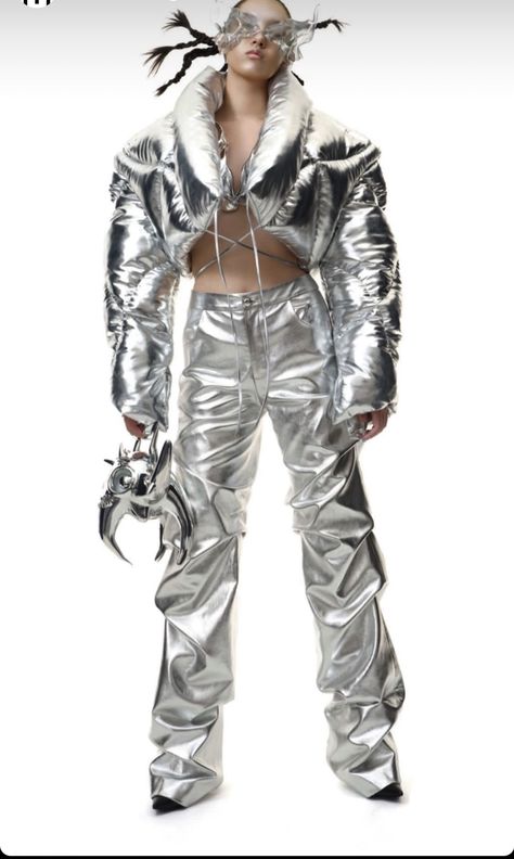 Futuristic Outfits, Model Photo Shoot, Futurism Fashion, Silver Outfits, Hipster Women, Space Fashion, Space Outfit, Future Clothes, Futuristic Style