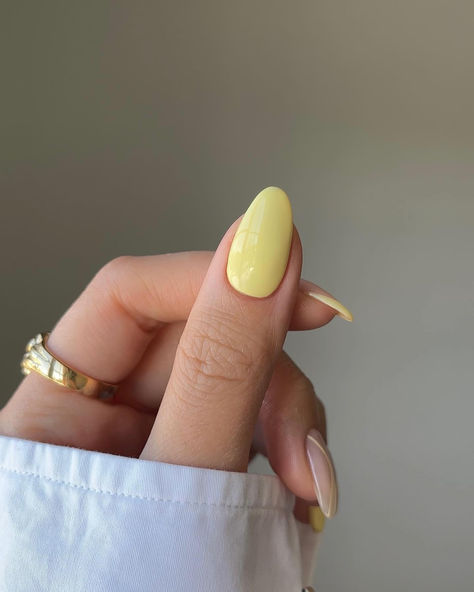 Not so mellow yellow. Muted Yellow Nails, Yellow Nails Mustard, Yellow Nails Plain, Light Yellow Manicure, Pale Yellow Manicure, Chrome Manicure, Instagram Dress, Dot Nail Art, Instagram Diy