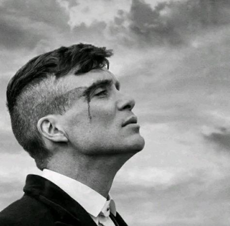 Thomas Shelby Peaky Blinders Fashion, Peaky Blinders Theme, Peaky Blinders Poster, Older Mens Hairstyles, Peaky Blinders Wallpaper, Man Bun Hairstyles, Instagram Picture Quotes, Black And White Art Drawing, Men Haircut Styles