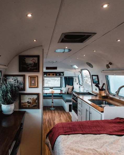 Bus Makeover, Renovation Apartment, Airstream Bathroom, Airstream Restoration, Airstream Basecamp, Airstream Living, Airstream Bambi, Architecture Renovation, Airstream Campers