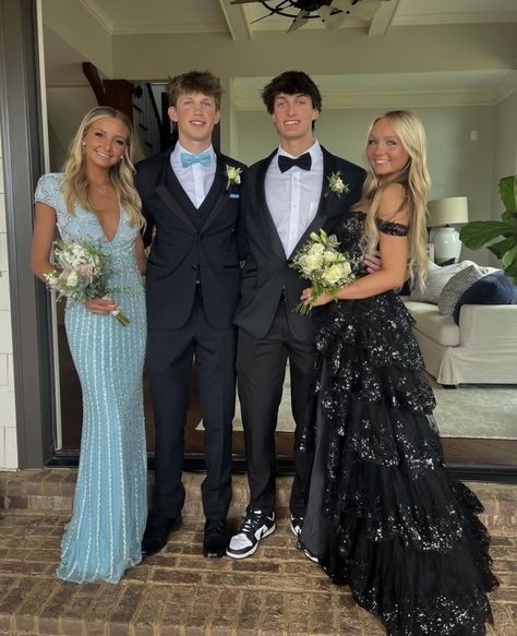 Funny Prom Poses Friends, Funny Prom Pictures, Funny Group Prom Pictures, Funny Prom Pictures With Friends, Friend Group Prom Pictures, Prom Pic Ideas With Guy Friend, Funny Prom, Manifesting 2024, Homecoming Poses