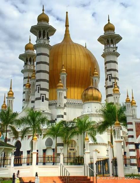 Mosque in Malisya Kuala Kangsar, Beautiful Masjid, Perak Malaysia, Two Elephants, Port Dickson, Cape Of Good Hope, Moorish Architecture, Moorish Design, Art Galleries Design