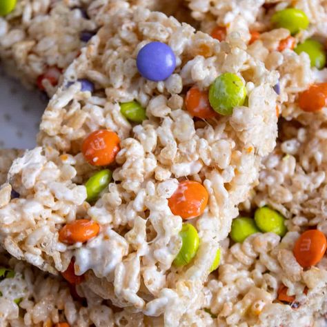 Easy Halloween Rice Krispie Treats, Halloween Treats Individually Wrapped, Easy Halloween Kids Treats, Halloween Office Treats Ideas, Halloween Rice Crispies Treats, Rice Krispy Treats Halloween, Rice Krispie Halloween Treats, Halloween Rice Crispy Treats Ideas, Halloween Treats Easy Simple