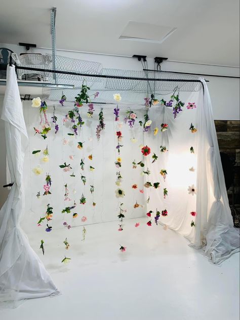 Flowers Set Design Photography, Flowers Hanging Photoshoot, Valentine Flower Photoshoot, Flower Curtain Photoshoot, Spring Back Drop Ideas, Mother Day Photoshoot Ideas, Photoshoot With Backdrop Ideas, Spring Studio Photography, Spring Photography Studio Setup