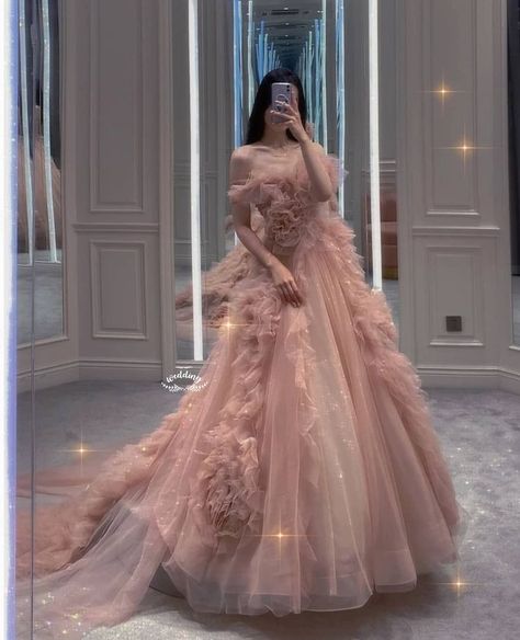 NOT MY PHOTO Expensive Dress Aesthetic, Expensive Gowns, Prom Dress Aesthetic, Debut Gowns, Prom Dress Short, Valentines Dress, Dress Short Prom, Jewelry Prom, Expensive Dresses