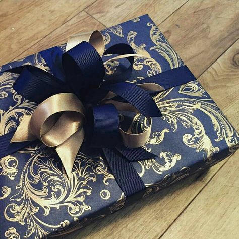 Gift Wrapping Ideas For Boyfriend, Cute Gift Wrapping Ideas, Creative Wrapping, Desain Pantry, Elegant Gift Wrapping, Gift Wrapping Techniques, Gift Wrapping Ideas, Gift Wrapping Inspiration, Gifts Wrapping Diy