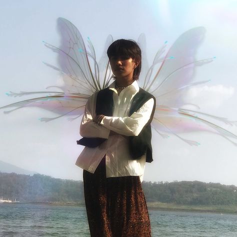 #fairyboy #ethereal #fairy #vintage #glow #menskirt #menwithskirt #skirt #aesthetic Tinkerbell Male Fairies, Fairy Garden Outfit Men, Fairy Fashion Men, Fairy Tale Outfits Men, Fairy Core Men Outfits, Fairy Costume For Men, Men’s Fairy Costume, Forest Elf Aesthetic Outfit, Masc Fairy Costume