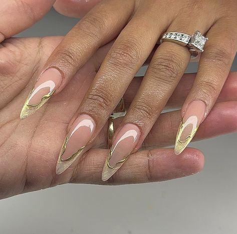 Classy Graduation Nails Almond, Gold Nails Minimalist, Summer Gold Nails, Graduation Nails Gold, Gold Accented Nail Inspiration, Summer Nails With Gold, Gold Outline Nails, Gold Elegant Nails, White And Gold Acrylics