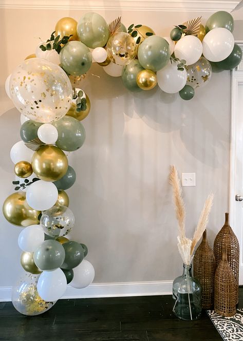 Dried palms and euclapytus tucked into a balloon half-arch as a backdrop for photos at this spring bridal shower. Vase with pampas grass and trio wicker vases. Photo Backdrop With Balloon Arch, Half Balloon Garland, Half Garland Balloon, Bridal Party Balloon Arch, Balloon Arches For Wedding, Diy Wedding Balloon Arch, Bridal Balloon Backdrop, Bridal Shower Ideas Decorations Balloons, Half Arch Backdrop With Balloons