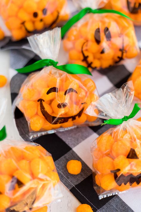 Jack-O-Lantern Treat Bags are a fun and simple halloween treat idea the kids will love to share with their friends! The silly Jack-O-Lantern faces are the kids favorite part. Preschool Snack Ideas For Classroom Easy, Halloween Treat Bag Ideas, Preschool Pumpkins, Treat Bag Ideas, Kindergarten Halloween Party, Punch Halloween, Made To Be A Momma, Kids Treat Bags, Fall Snack Mixes