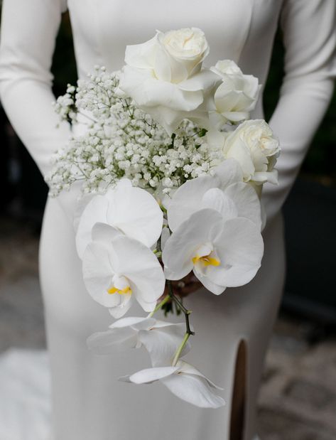 A minimalist wedding in New York City featuring a botanical and modern industrial venue. The ceremony was framed by a cloud of babies breath while the reception table decor featured colorful and modern sculptural floral arrangements of roses and anthurium. We absolutely love the bride's chic crepe dress and overall modern bridal style. #minimalistwedding #newyorkwedding #babiesbreath #modernweddingideas #minimalweddingdecor #gws #greenweddingshoes Art Deco Wedding Flowers, Chartreuse Wedding, Bouquets Ideas, Modern Wedding Reception, Orchid Bouquet, Orchid Wedding, Modern Minimalist Wedding, White Bridal Bouquet, Hand Bouquet