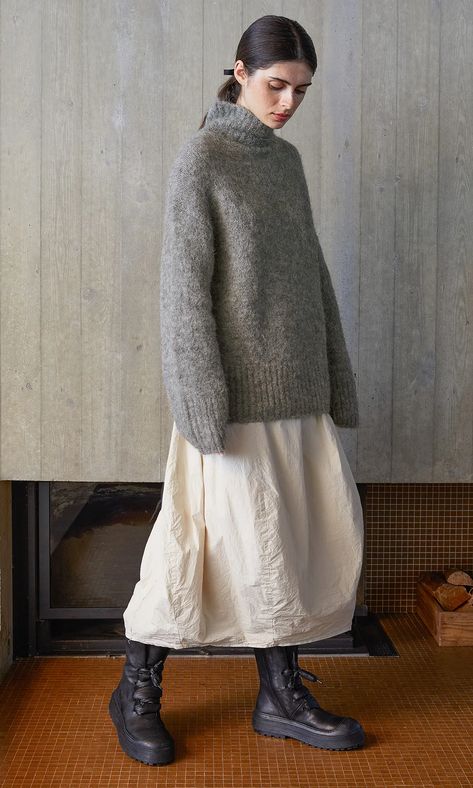 Sweater Turtleneck Outfit, Jumper Outfit Women, Big Sweater Outfit, Beige Sweater Outfit, Cute Mini Skirt Outfits, Long Skirt Winter, Grey Sweater Outfit, Boho Wear, Jumper Outfit