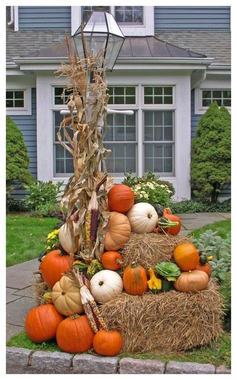 Fall Hay Bale Decor, Fall Yard Displays, Hay Bale Decorating Ideas, Corn Stalk Decor, Hay Bales And Pumpkins, Hay Bale Fall Decor, Thanksgiving Display, Outside Fall Decorations, Fall Yard Decor