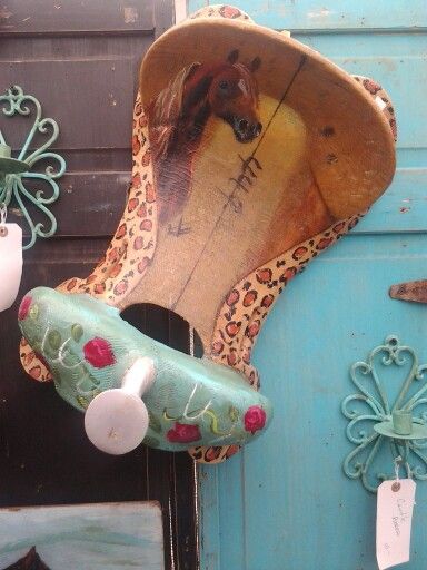 Handpainted saddle tree Ranch Table Decor, Old Saddle Ideas, Saddle Crafts Ideas, Old Saddle Decor Ideas, Horse Saddle Upcycle, Saddle Tree Decor, Chic Western Decor, Saddle Sturrips Decor, Saddle Decor