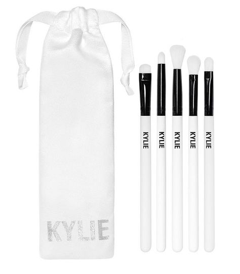 @kyliecosmetics: The first limited-edition KYLIE brush set is available now, with 20% off, at KylieCosmetics.com ❄️ Happy Cyber Monday! Maquillage Kylie Jenner, Jenner Makeup, Kylie Jenner Makeup, Kylie Cosmetics Makeup, Kylie Cosmetic, Makeup Brush Kit, Cosmetic Items, Trendy Makeup, Perfect Eyes