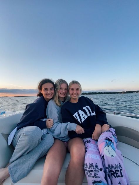 Boat Photoshoot, Lake Photoshoot, Lake Girl, Summer Picture Poses, Boat Pics, Lake Trip, Lake Photos, Pic Pose, Best Friend Photos