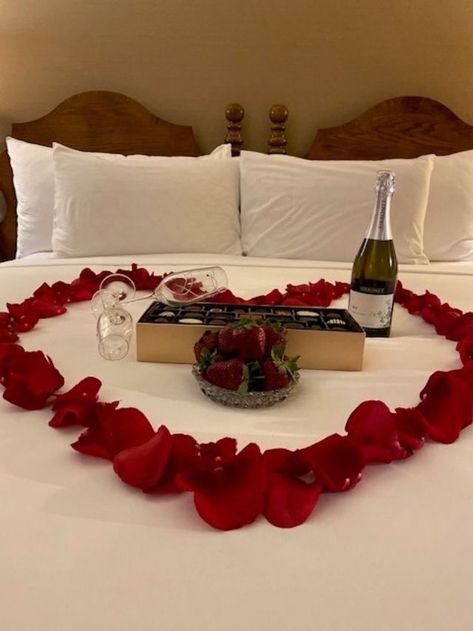 Decorated Hotel Room Romantic, Honeymoon Hotel Room Decorations, Romantic Hotel Room Ideas For Him, Romantic Bedroom Ideas For Valentines, Valentine Room, Day Room Decor, Hotel Room Decoration, Romantic Hotel Rooms, Wedding Night Room Decorations