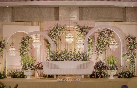 Banquet Stage Design, Grand Reception Stage Decor, Wedding Gallery Decoration, Grand Wedding Stage Decorations, Outdoor Reception Decorations, Reception Stage Decoration, Reception Mood Board, Shaadi Decor, Wedding Reception Indoor