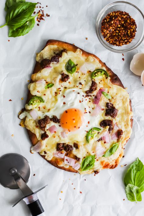 Breakfast With Naan Bread, Naan Egg Breakfast, Egg On Pizza, Naan Breakfast Ideas, Naan Breakfast Pizza, Breakfast Naan, Breakfast Flatbread Pizza, Naan Breakfast, Cheesy Naan