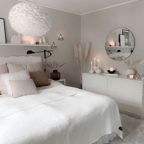 White Astetic Bedrooms, Bedroom Gray Aesthetic, White Wall Room Aesthetic, Room Ideas Light Grey Walls, Bedroom Couch Ideas Lounges, White Monochromatic Bedroom, Clean Asethic Bedroom, Grey And Creme Bedroom, Bedroom Ideas White And Beige