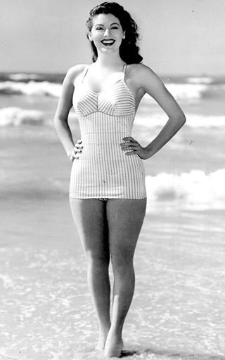 Ava Gardner in a swimsuit! Klasik Hollywood, Jane Russell, Ava Gardner, Classic Actresses, Actrices Hollywood, Teen Choice Awards, Hollywood Glam, Old Hollywood Glamour, Golden Age Of Hollywood