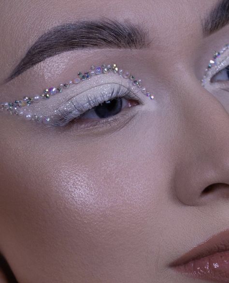 Rhinestone Liner Makeup, Six The Musical Makeup Ideas, Six The Musical Makeup, Musical Makeup, Commercial Makeup, Artsy Makeup, Six The Musical, Concert Makeup, Makeup Pictorial