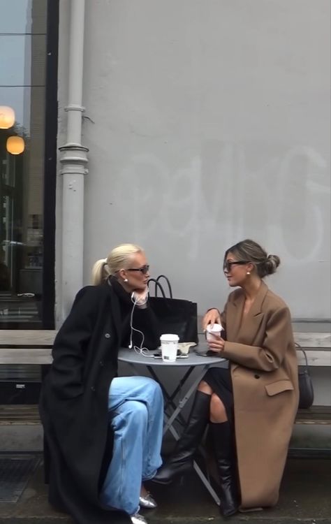 Friends Coffee Aesthetic, Paris Content Ideas, Aesthetic Brunch Pictures, Insta Fashion Post Ideas, Coffee Friends Aesthetic, Winter Group Photoshoot, London Aesthetic Friends, Autumn Friends Aesthetic, Winter Best Friend Pictures