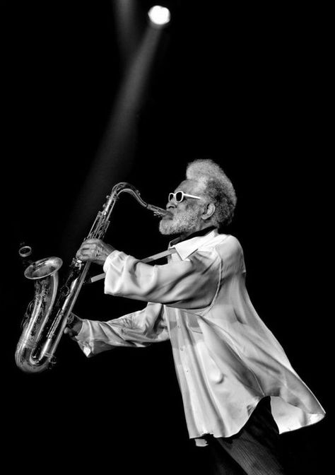 Jazz Pictures, Arte Jazz, Jazz Saxophone, Sonny Rollins, Musician Photography, Saxophones, Street Musician, Free Jazz, Jazz Art