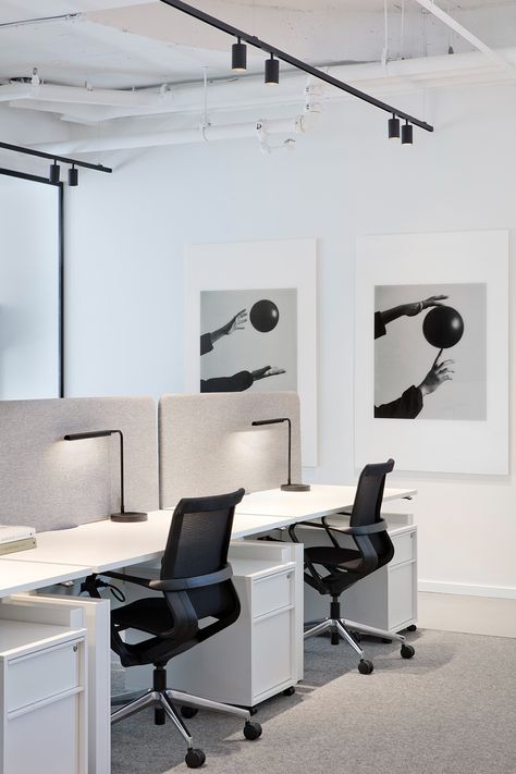 Modern Work Office, Minimal Office Design, Minimalist Office Design, Black And White Office, Office Design Trends, Small Office Design Interior, Small Office Design, Loft Office, Modern Office Interiors