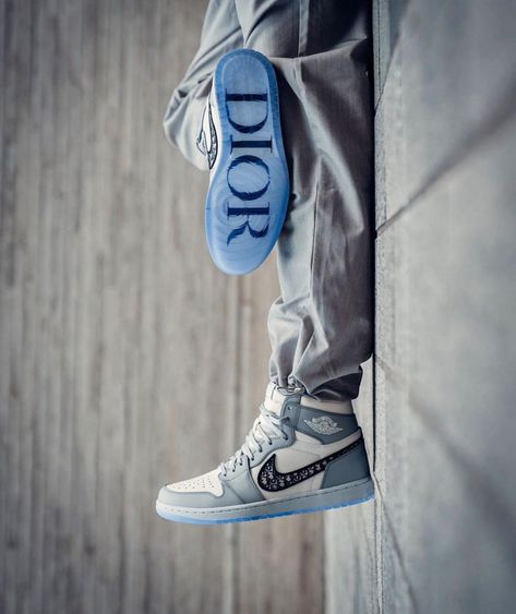 Air Jordan 1 Dior, Jordan 1 Dior, White Shoes Outfit, Air Jordan Basketball Shoes, Nike Fashion Sneakers, Jordans Outfit, Nike Sneakers Outfit, Trends Shoes, Outfit Nike